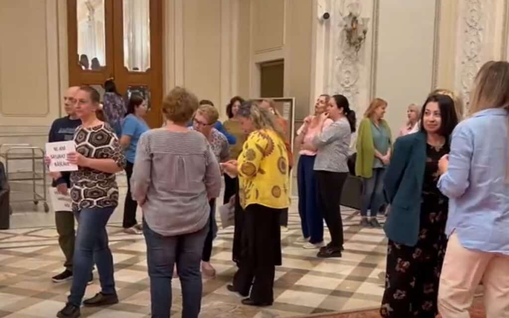 Protest spontan a zeci de angajați din aparatul Parlamentului – 60m.ro