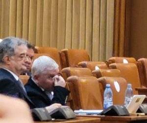 Bătaie în Parlament! Doi foști ministri PNL s-au luat la bătaie. Florin Roman s-a ales cu nasul spart – 60m.ro