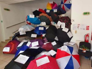 FOTO Protest cu umbrele al angajaților de la Guvern: „10% la salariu nu e suficient, dl. Ciolacu!” – 60m.ro