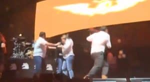 S-a prăbușit o scenă la un miting electoral. Nouă persoane au murit și cel puțin 50 de persoane au fost rănite – VIDEO