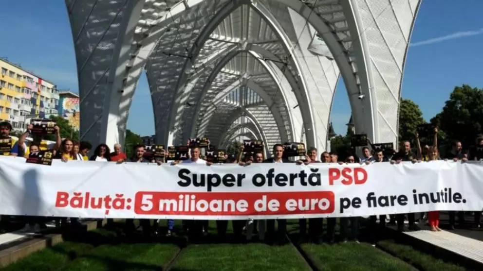 Protest de amploare al AUR la Eroii Revoluției: Super ofertă de la Băluță: 5 milioane de euro pe fiare inutile – 60m.ro