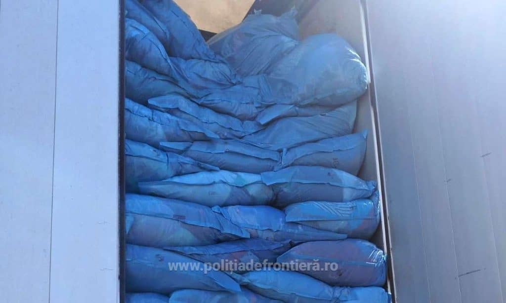 8 transporturi cu peste 100 tone de deşeuri, oprite la intrare în țară /galerie foto