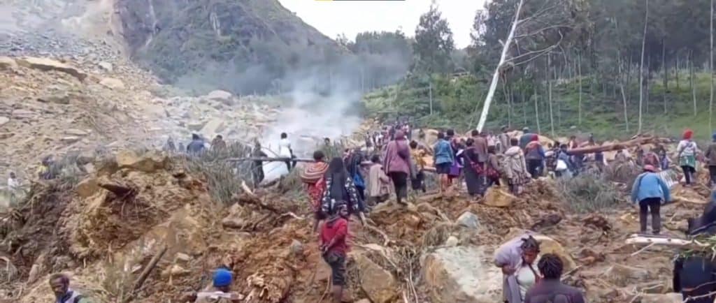 Papua Noua Guinee: Peste 2.000 de persoane îngropate de vii într-o alunecare de teren. Supraviețuitorii își caută rudele printre tonele de pământ și moloz