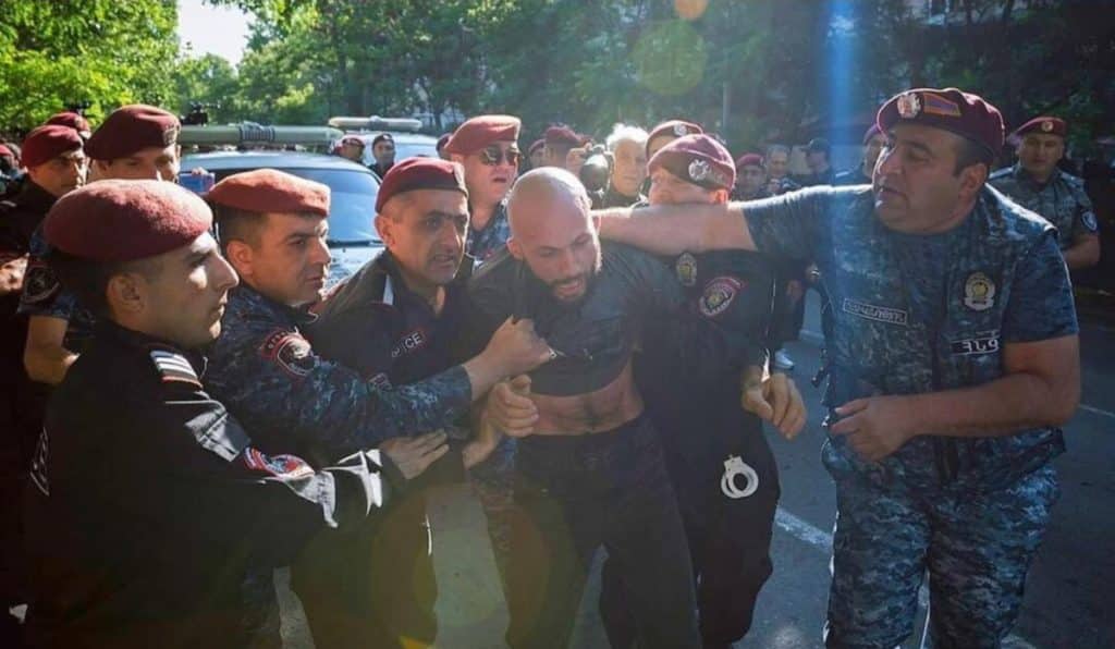 Armenii cer demisia premierului după ce satele de frontieră au fost cedate Azerbaidjanului