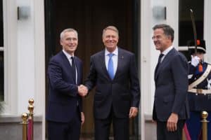 Iohannis, succesorul lui Stoltenberg? Ambasadoarea SUA la NATO spune când am putea afla deznodământul