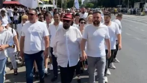 Parada interlopilor din clanul Piedone, în București! Alaiul a scandalizat cetățenii  – 60m.ro