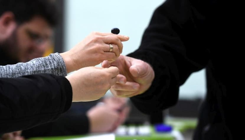 Incidente la vot în Capitală – Ștampilă de vot pierdută, găsită de poliție în geanta unui membru USR al secției – 60m.ro