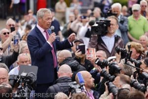 Un bărbat a aruncat „pietre” în liderul dreptei britanice Nigel Farage