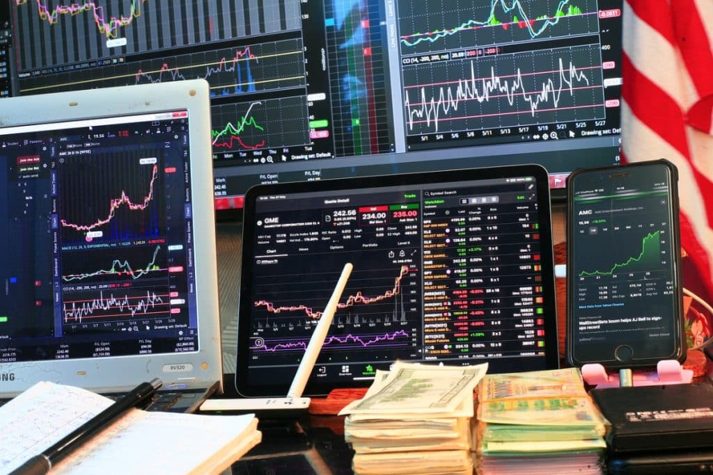 Bursa din Moscova va opri tranzacționarea în dolari și euro din 13 iunie din cauza sancțiunilor