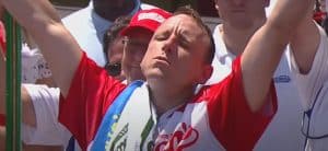 Campion la mâncat hotdogi, interzis să concureze anul acesta. Motivul? A semnat cu o companie care vinde hotdogi pe bază de plante