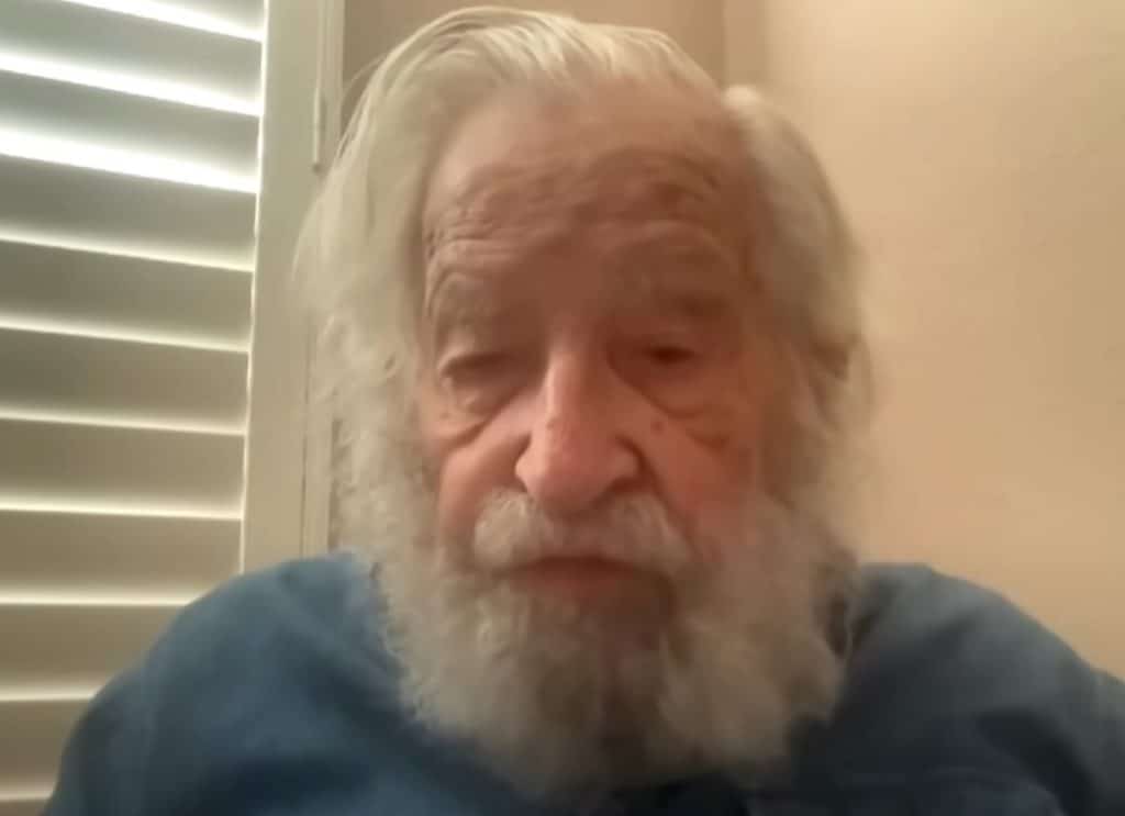 Noam Chomsky, unul dintre cei mai influenți intelectuali din ultimele decenii, NU a murit. A fost externat