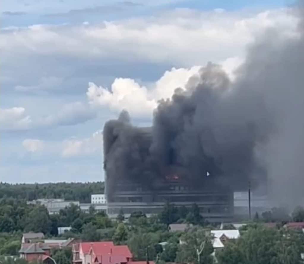 Incendiu devastator în Moscova. Cel puțin opt oameni au murit, doi au sărit în gol – Video în articol