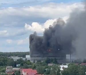 Incendiu devastator în Moscova. Cel puțin opt oameni au murit, doi au sărit în gol – Video în articol