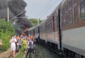 Accident tragic în Slovacia între un tren și un autobuz. Cel puțin cinci persoane au murit, locomotiva a luat foc – VIDEO
