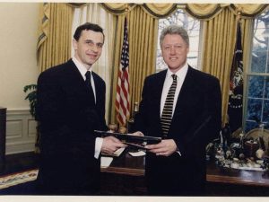 ”Dottore” Geoană și-a plagiat doctoratul după doi dintre cei mai mari președinți americani: Bill Clinton și George W. Bush – 60m.ro