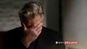 Judecătorul a decis anularea procesului lui Alec Baldwin, acuzat de omor pe platoul de filmare. A izbucnit în plâns