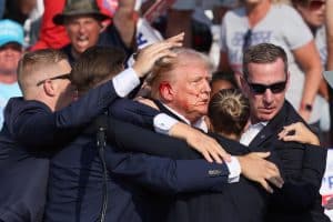 Donald Trump, rănit într-un atac armat la un eveniment de campanie. Doi oameni au fost uciși. Foto + Video