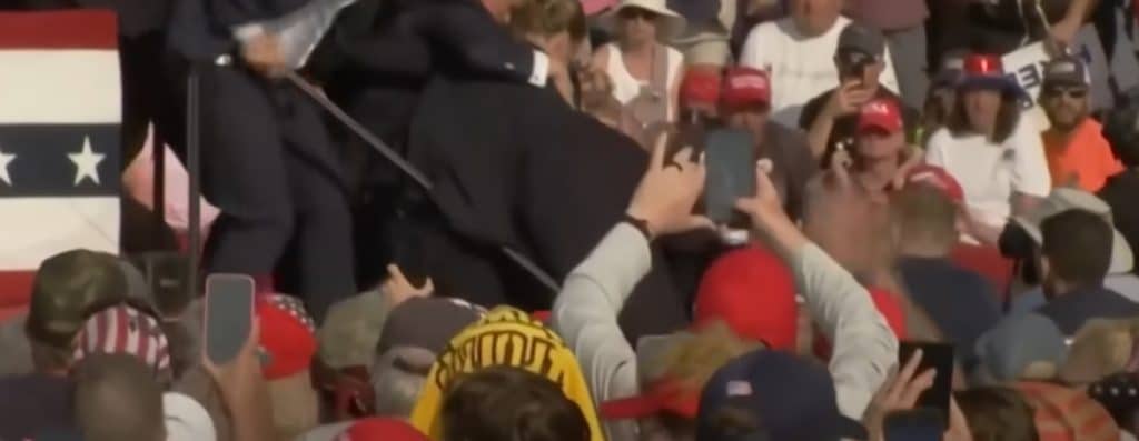 Schema atentatului asupra lui Trump: Atacatorul a tras de la 100 de metri cu o pușcă semi-automată de tip AR-15. ”Se târa pe acoperiș la 15 metri de noi”