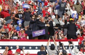 Tentativă de asasinat asupra lui Donald Trump. Adrian Zuckerman: Un milimetru sau doi într-o altă direcţie şi ar fi putut fi o rană mortală