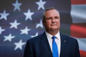 Ciucă, penibil din nou! S-a dus la dineu la Casa Albă neinvitat: A crezut că merge pe stadion! – 60m.ro