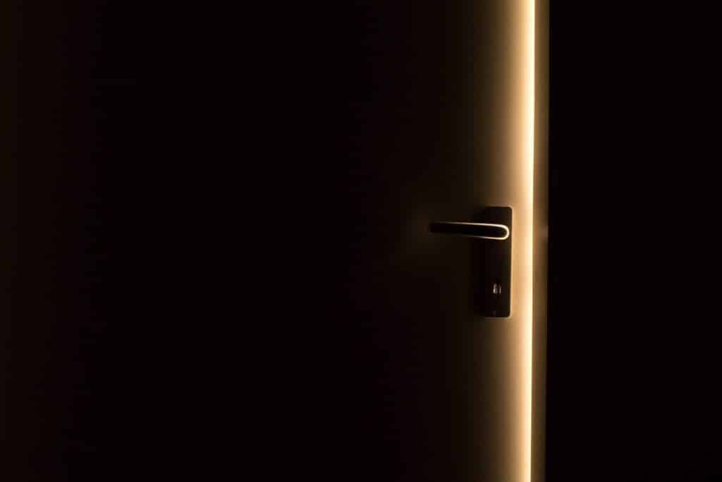 Noul truc folosit de hoți pentru a pătrunde în apartamente. Substanța care distruge încuietorile ușilor