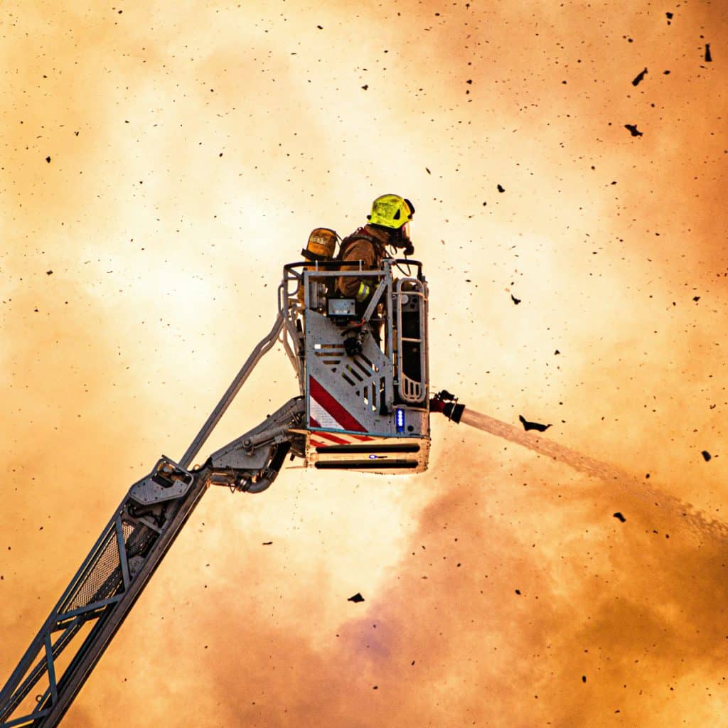 Incendiu devastator într-un bloc din Nisa. Cel puţin șapte oameni au murit