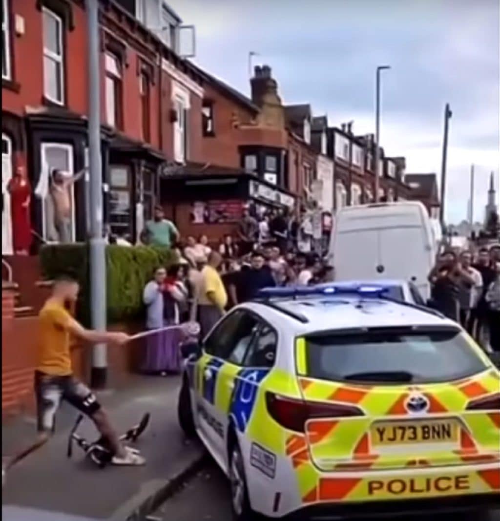 Violențe între mai mulți români și polițiștii din Leeds, după ce 5 copii au fost preluați în îngrijirea statului britanic – VIDEO