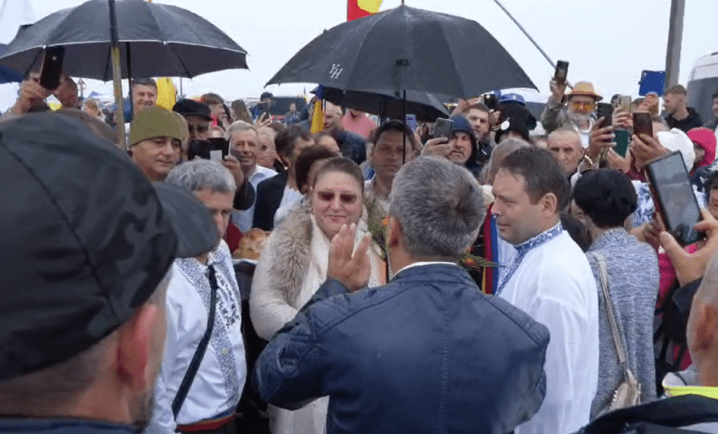 Diana Șoșoacă, huiduită de români pe Muntele Găina – 60m.ro