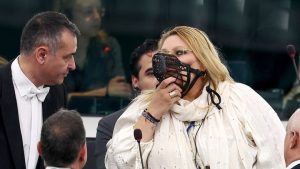 Diana Șoșoacă, la volan ca la concert, cu mâinile în aer, live pe Facebook. În mașină se afla și un minor – 60m.ro