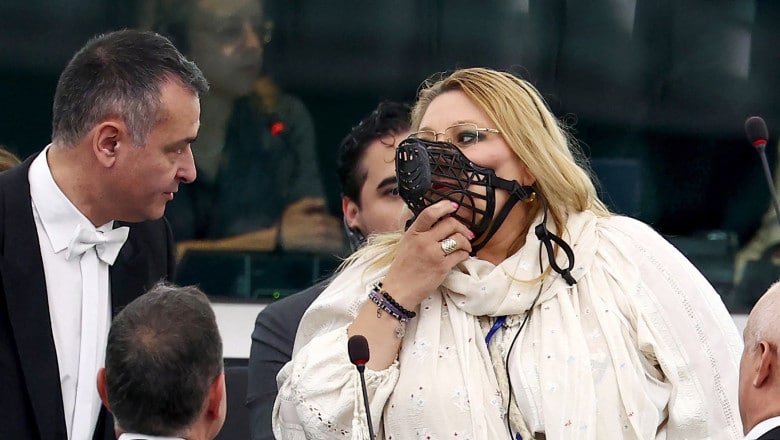 Diana Șoșoacă, la volan ca la concert, cu mâinile în aer, live pe Facebook. În mașină se afla și un minor – 60m.ro