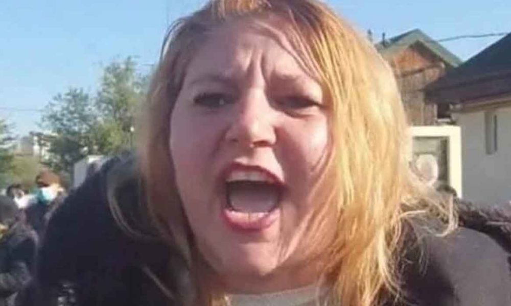 Reacția Dianei Șoșoacă, după ce a fost huiduită de români: „Să vă fie rușine! Lașilor! Prostănacilor! AMIBELOR!” – 60m.ro