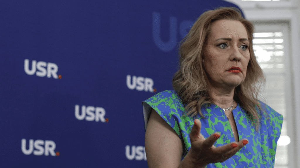 Lasconi ține cu englezii, nu cu românii. Trădătorii globaliști vor să fie luați copiii românilor pentru că românii sunt săraci. Incredibil ce tupeu pe USR – 60m.ro
