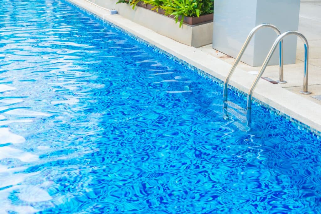 ”Alertă la bazine și piscine!”. Medicul Tudor Ciuhodaru vine cu un ghid de supraviețuire: Ce boli se transmit prin apă