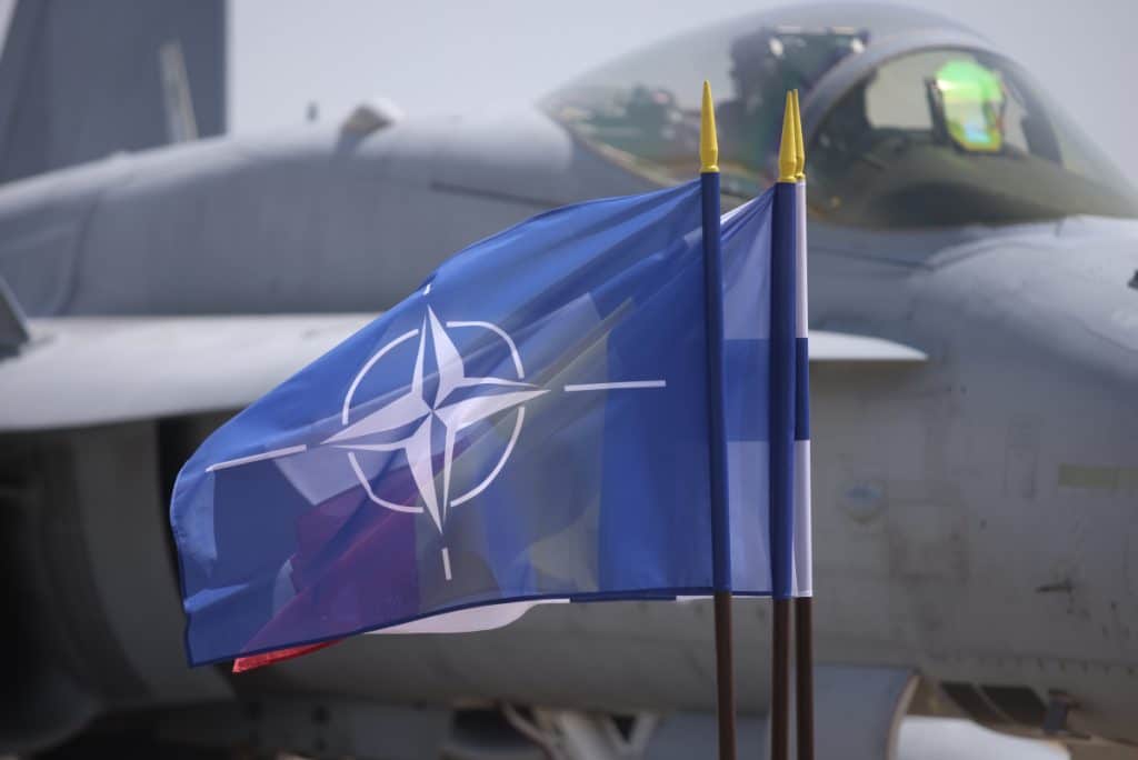 China și Rusia negociază oficial o alternativă la NATO. Miniștrii de externe de la Moscova și Beijing încep discuțiile
