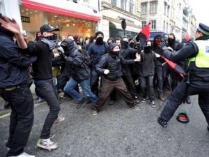 Tensiuni și arestări la Londra. Zeci de mii de oameni participă la adunarea naționalistă a lui Tommy Robinson, moment în care a avut loc o contramanifestație