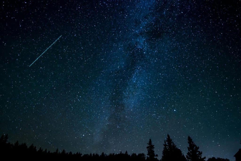 Ploaie de meteoriți la noapte. „Este ca și cum Pământul ar fi parbrizul și meteoriții ar fi insectele care se izbesc de atmosferă”
