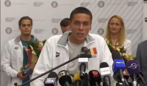 David Popovici, atac la clasa politică: “Eu mă antrenez la Lia Manoliu, de asta sunt așa de bronzat, cu urmele de ochelari, că înot acolo în aer liber. Alte țări au bazine să își pună și în cap – 60m.ro