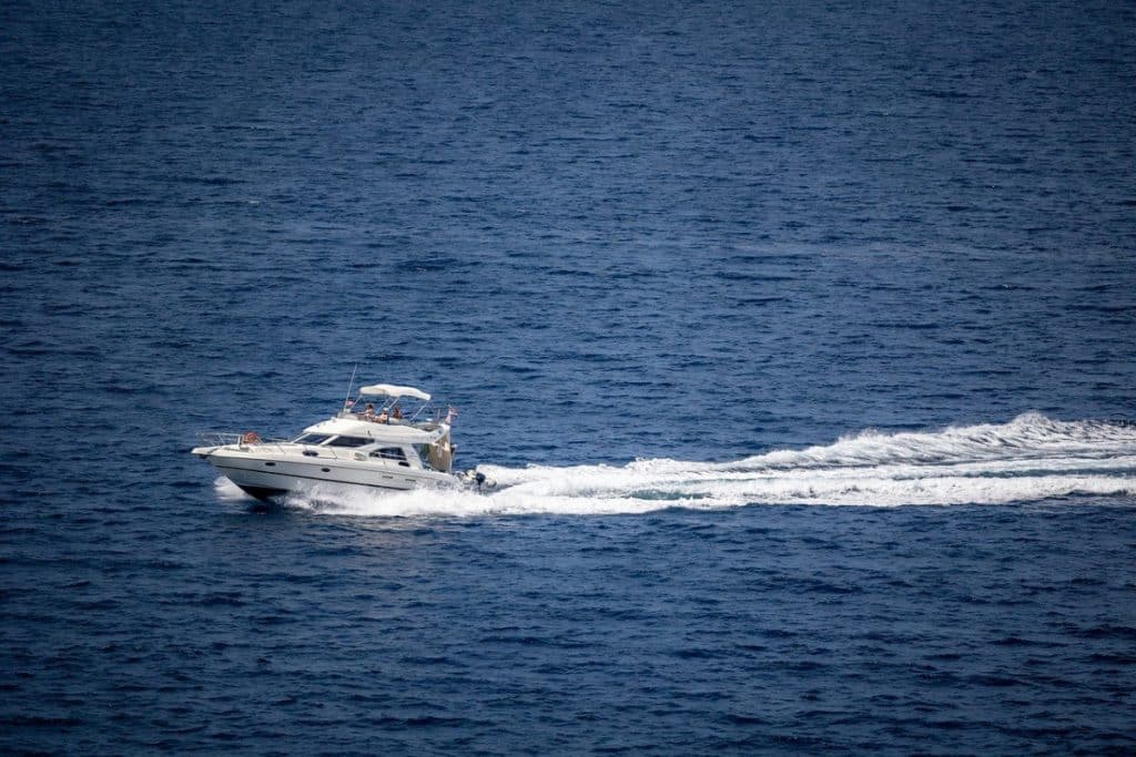 Un iaht cu milionari la bord, la un pas să se scufunde în Grecia din cauza unei uşi deschise – Video în articol