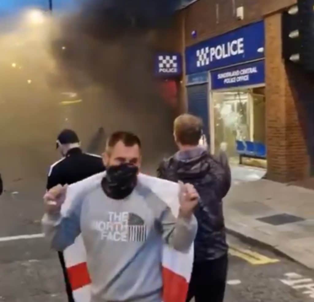 Proteste violente în Sunderland, Anglia. Au fost răniți polițiști și o clădire a fost incendiată – VIDEO