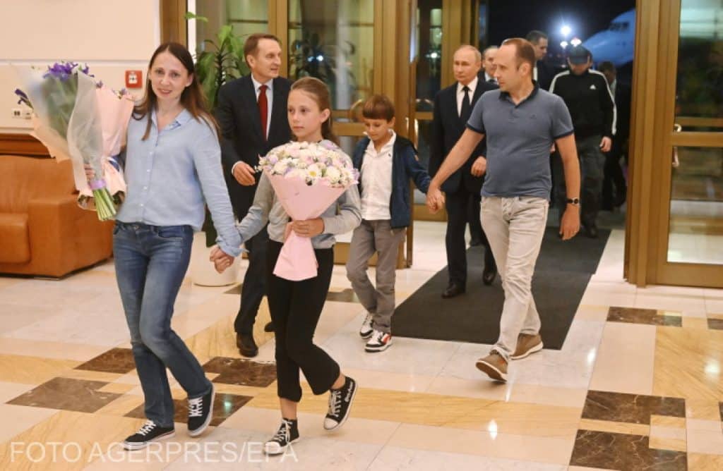 Copiii a doi agenți ruși eliberați în schimbul istoric de prizonieri și-au aflat naționalitatea în avionul către Moscova
