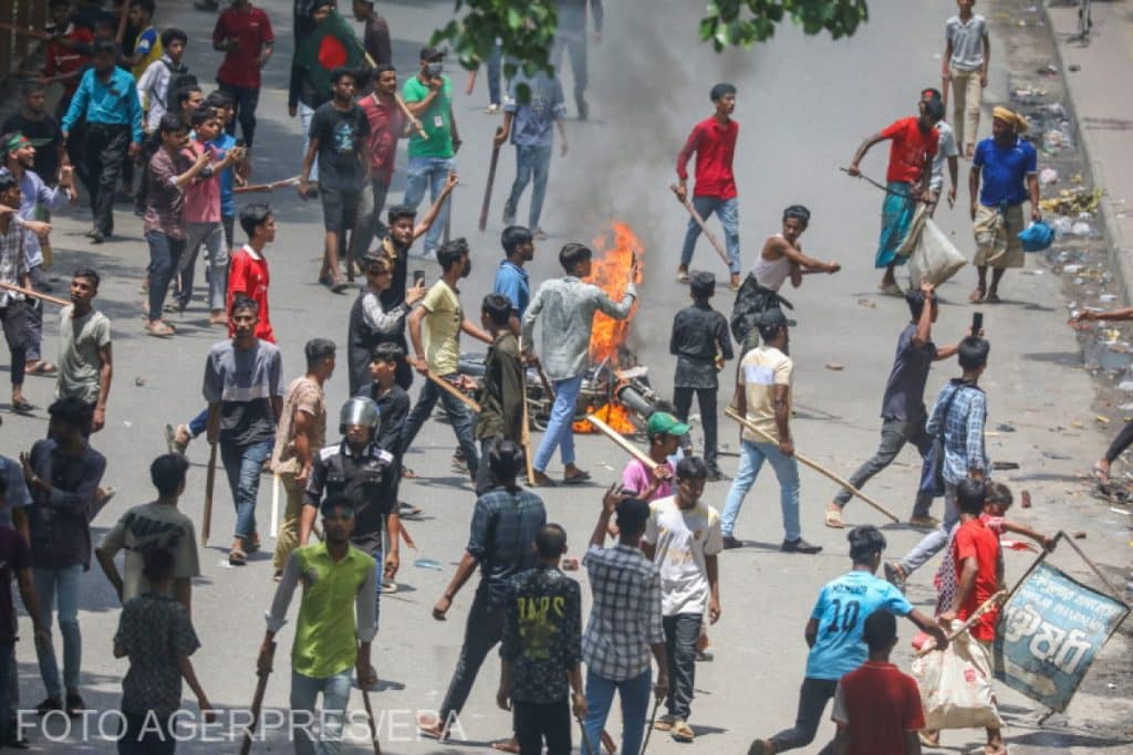 Proteste mortale în Bangladesh. Autoritățile susțin că dau dovadă de ”reținere”: Ar fi fost o baie de sânge – FOTO