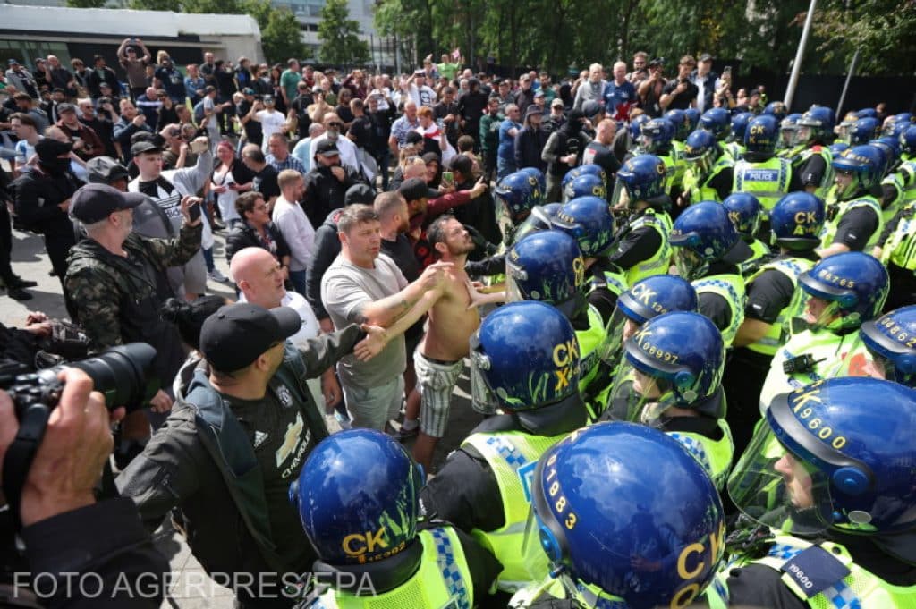 Protestele violente continuă în Regatul Unit. Premierul Keir Starmer condamnă ”huliganismul de extremă dreapta”