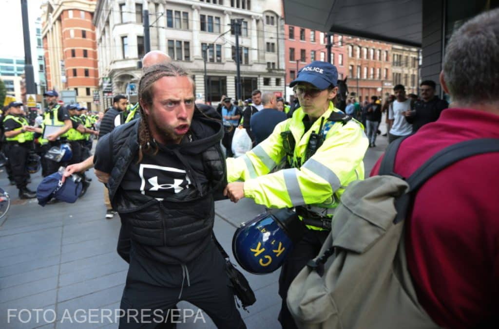 Tensiuni la cote maxime în UK. Guvernul face loc în închisori pentru protestatarii violenți de extremă dreapta