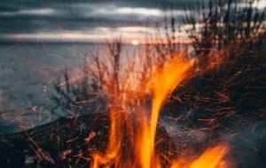 Incendiu scăpat de sub control în Spania, după un accident între două mașini. 1500 de persoane, avertizate să nu iasă din case