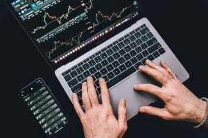 Românii, înșelați de escroci din Republica Moldova, cu monede virtuale. Foloseau imaginile unor persoane cu notorietate sau sigle ale unor unităţi bancare