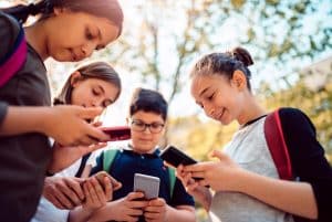 Țara vecină cu România care interzice folosirea telefoanelor mobile în şcoli