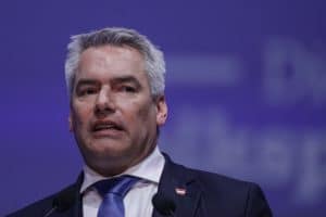 Nehammer, amenințat cu decapitarea: Îți voi tăia capul în parlament