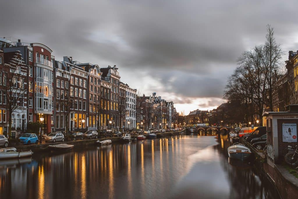 Activişti ecologişti au blocat acostarea unei nave de croazieră la Amsterdam / foto