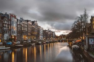 Activişti ecologişti au blocat acostarea unei nave de croazieră la Amsterdam / foto