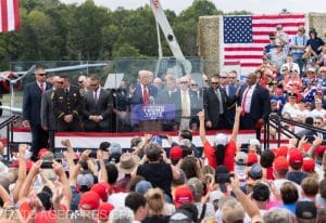 Donald Trump, discurs din spatele geamului anti-glonț la primul miting electoral în aer liber de după atentat